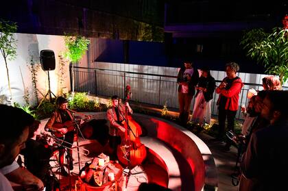 Música en vivo durante la inauguración de uno de los proyectos