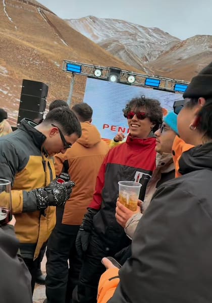 Música, gastronomía y diversión a falta de nieve; los jóvenes igual disfrutan de Penitentes