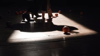Música, naranjas y baile flamenco en "Poema vegano", de Lena Szankay, con música de Lea Marie Uría, coreografía de Mariana Astuti y voz de Rodolfo Prantte