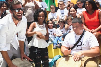 Música y alegría al ritmo de los tambores, en la inauguración de una escuela en Loiza, Puerto Rico