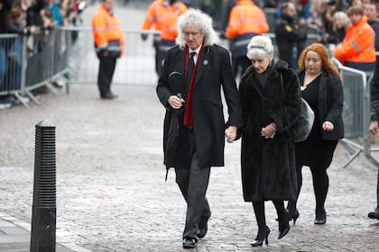 El músico Brian May y la actriz Anita Dobson atienden al funeral de Hawking