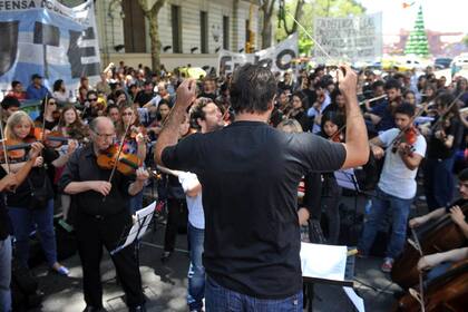 Músicos de las orquestas juveniles tocaron en la avenida de Mayo