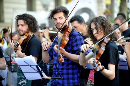 Músicos de las orquestas juveniles tocaron frente a la Legislatura porteña