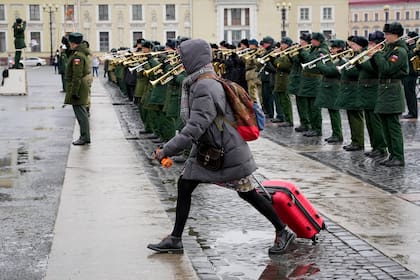 Músicos del Ejército ruso ensayan para el desfile del 9 de mayo en San Petersburgo