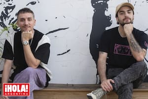 Músicos multiinstrumentistas y cantantes, con carreras propias y enorme talento, en El Principito, El Musical (teatro Opera), donde su padre es el Aviador, Julián, que tiene 33 años, está a cargo de la composición y dirección musical y Joaquín (con gorra), que también es actor y tiene 27 años, interpreta al Hombre de Negocios.