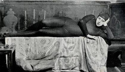 Musidora, en el traje de la Irma Vep original