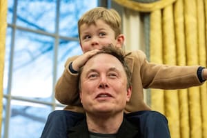 Musk con su hijo subido sobre sus hombros en el Despacho Oval esta semana.
