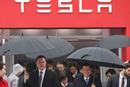 Musk se reunió con el alcalde de Shanghái, Ying Yong, en 2019 cuando comenzaron las obras de la nueva Gigafactory 3