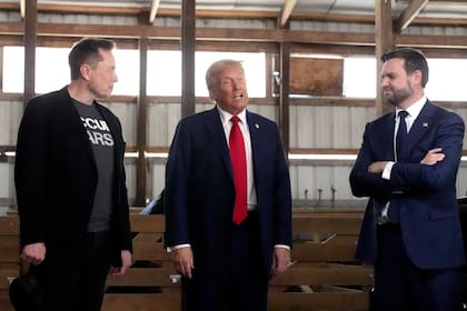Musk, Trump y el vicepresidente JD Vance en un evento de campaña en Butler, Pensilvania