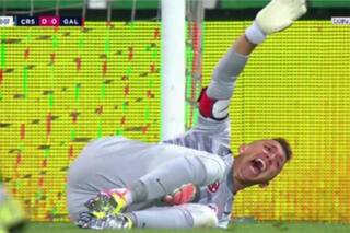 Muslera: la escalofriante lesión del arquero uruguayo tras chocar con un rival