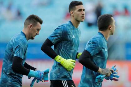 Musso en el centro, Armani y Marchesín a los costados. una escena de la Copa América 2019.