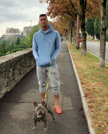 Musso, Tomy y las caminatas por Bérgamo; el perro lo acompaña desde la etapa en Udinese y se lo trajo desde el Friuli italiano