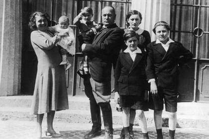 Mussolini estaba casado con Rachele Guidi, pero tuvo una larga lista de amantes.