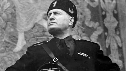 Mussolini ordenó la expulsión de Crowley y sus seguidores de Italia