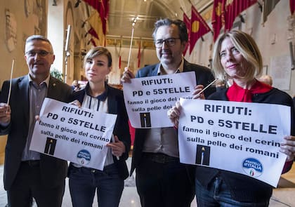 Mussolini (segunda desde la izquierda) 
y tres de sus colegas durante una protesta contra el gobierno del gobierno de Roma en 2019