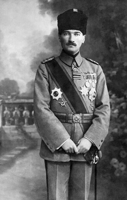 Mustafa Kemal Atatürk se convirtió en el primer presidente de la república de Turquía y es considerado "el padre de la Turquía moderna"