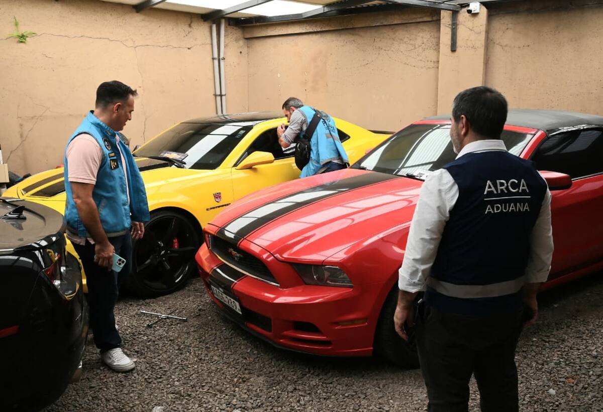 Os carros apreendidos pela alfândega valem mais de 100 milhões de dólares e têm design exclusivo Os carros apreendidos pela alfândega valem mais de 100 milhões de dólares e têm design exclusivo