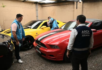 Mustangs y Camaros: desde Paraguay ingresaban al país con autos de lujos como “turistas” pero habían sido comprados por argentinos.