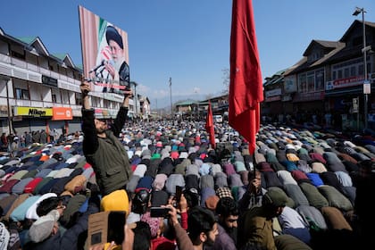 Musulmanes chiitas realizan plegarias ante una imagen del asesinado líder supremo Ali Khamenei