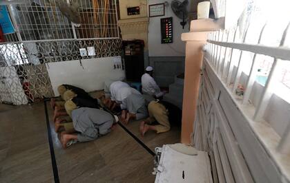 Musulmanes durante la oración luego de que el gobierno ordenó la permanencia en los hogares, en Karachi, Paquistán