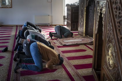 Musulmanes rezan por la seguridad del pueblo palestino durante la oración del viernes en el Centro de Educación y Cultura Islámica en Vilna, Lituania, el viernes 13 de octubre de 2023.