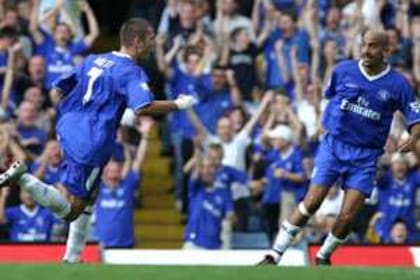 Verón festejan un tanto con Mutu en una victoria de Chelsea