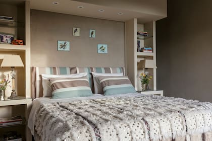 Muy amplia, la suite principal tiene una cama con respaldo-biblioteca que oculta el vestidor y el cuarto de baño posteriores.