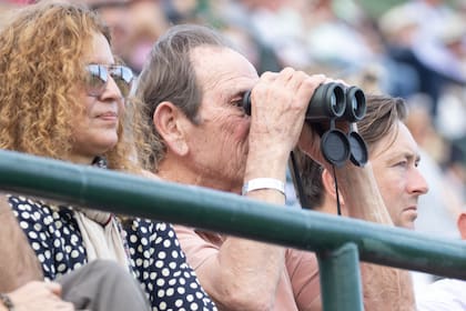 Muy atento a cada jugada, el actor de Hombres de Negro se ayudó con un par de largavistas para no perderse de nada.