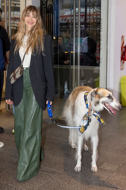 Muy bien acompañada, Guillermina Valdes, llegó al evento con su galgo ruso, Igor.