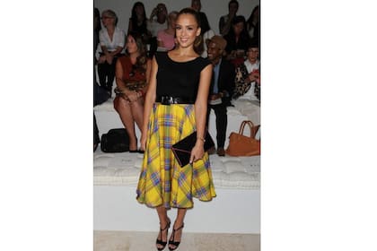 Muy bien por Jessica Alba que lo combinó con negro, pero la falda es estampada