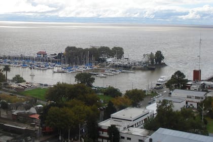 De noche, la vista al río queda sumida por la oscuridad