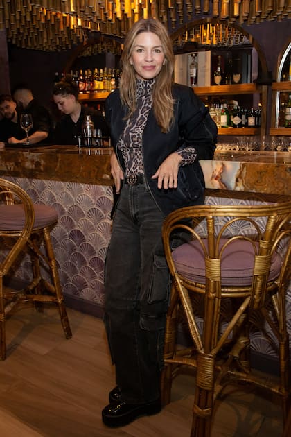 Muy canchera, Marcela Kloosterboer llevó blazer, pantalón estilo cargo y top manga larga animal print.
