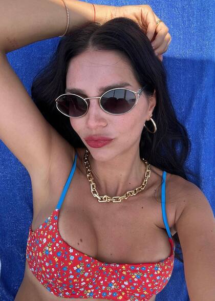 Muy canchera, Zaira elevó su look de playa con accesorios como lentes de sol, collar y pendientes.