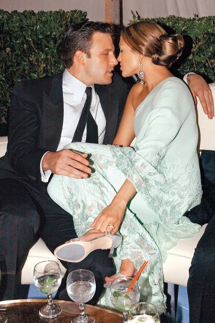 Muy cariñosa, la pareja fue sorprendida durante el after party de los premios Oscar organizada por Vanity Fair en 2003.