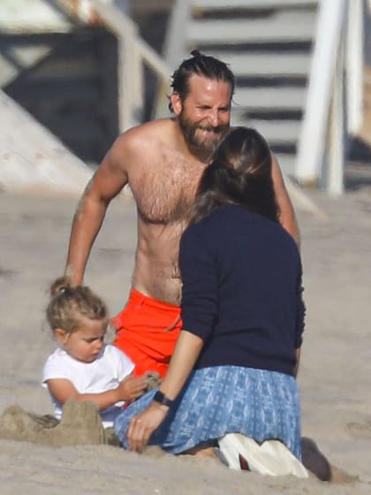 Cooper, Garner y la pequeña Lea De Seine, fruto de la relación del actor con la modelo Irina Shayk, disfrutando de un día de playa en Malibu
