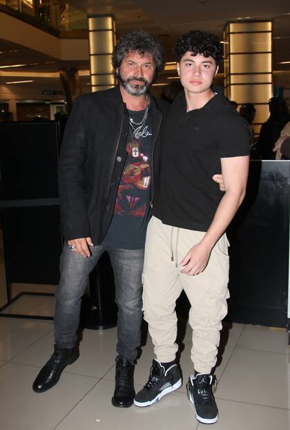 Muy cerca, el exesposo de Julieta Ortega, el músico Iván Noble, posó para las fotos con el hijo de ambos, Benito