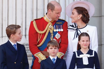 Muy cómplices y sonrientes, William y Kate se mostraron pendientes de sus hijos George, Louis y Charlotte.