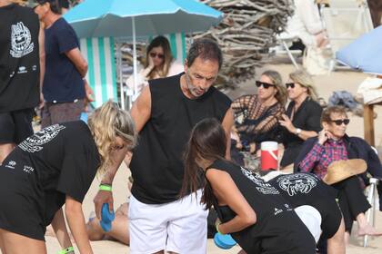 Muy concentrado, el actor puso a prueba su habilidad para el deporte playero por excelencia
