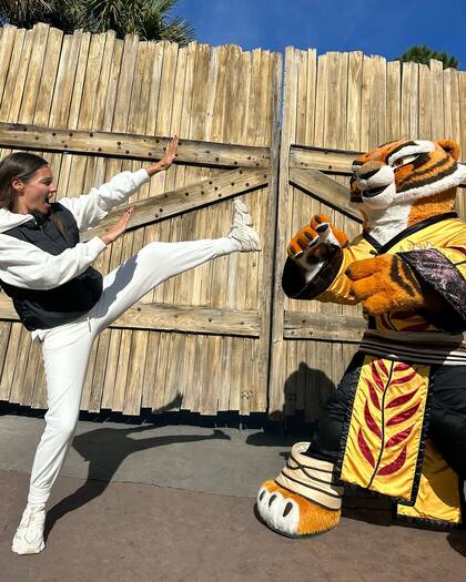 Muy divertida, Pampita simuló una patada de kung fu para su foto con la Maestra Tigresa de la saga Kung Fu Panda