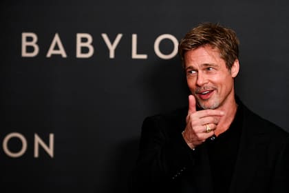Muy divertido, Brad Pitt se mostró muy ameno con los paparazzi y hasta improvisó algunos gestos ante los flashes