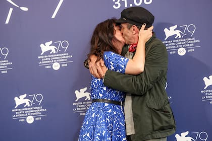 Muy divertidos, Griselda Siciliani y Daniel Giménez Cacho se besaron para los fotógrafos acreditados en el Lido