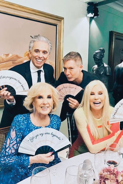 Muy divertidos, Mirtha, Susana Giménez, Jairo y Adrián Suar (ubicados en la mesa principal) muestran los abanicos con las frases icónicas de Chiquita.
