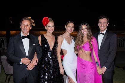 Muy divertidos, Pampita y Roberto García Moritán posaron junto a Alejandro Gravier, Valeria Mazza y Carla Pereyra.