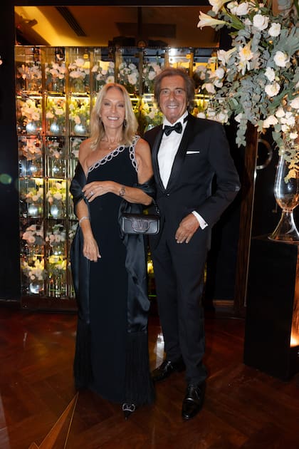 Muy elegante, Amelia Saban, alma mater de Ménage a Trois, y su marido, Martín Mazzei.