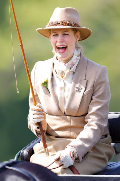 Muy elegante, con una chaqueta militar de lana de camello de la firma Me+Em London, botas de montar de The Spanish Boot Company y fedora de Hicks & Brown, Louise se destacó en el Pol Roger Meet of The British Driving Society, el 14 de mayo.