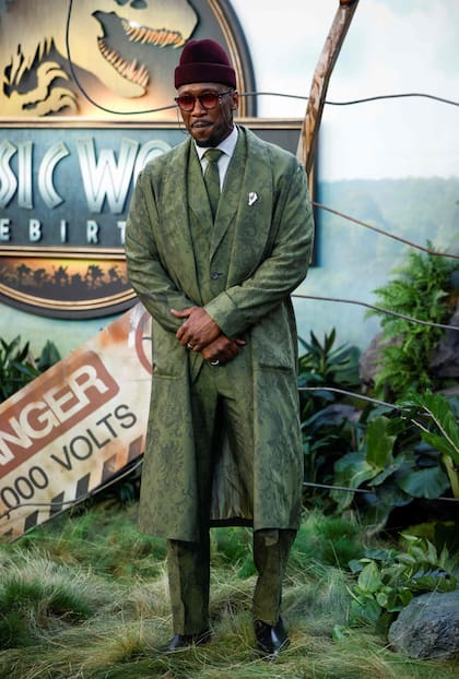 Muy elegante, Mahershala Ali fue por un ensamble de tres piezas en tono verde musgo con estampas, que combinó con camisa blanca, corbata a tono, zapatos negros, lentes ahumados y gorro de lana en borravino