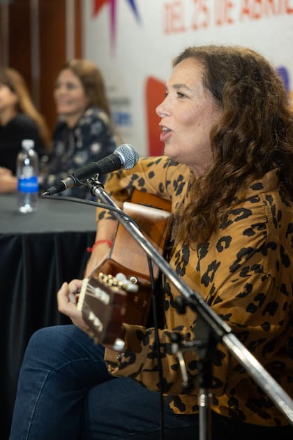 Muy emocionada al escuchar las palabras de la autora, Sandra Mihanovich le dedicó una canción a su ahijada y tocó la guitarra en vivo.