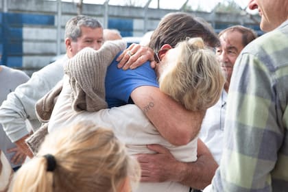 Muy emocionada, Jackie Barbará abraza a Diego Pando.