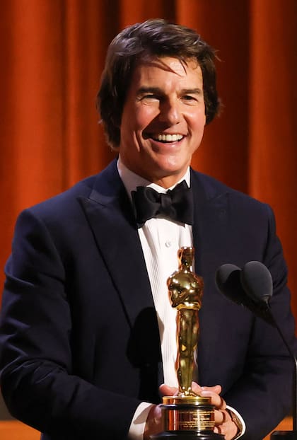 Muy emocionado, Cruise posó junto a su estatuilla; el actor fue nominado al Oscar en tres ocasiones por Nacido el 4 de julio (1990), Jerry Maguire (1997) y Magnolia (2000)