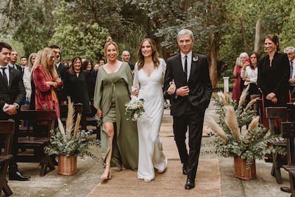 Muy emocionados, los padres de Lucila, la actriz Patricia Viggiano y Diego Chornogubsky, acompañaron a su hija al altar.